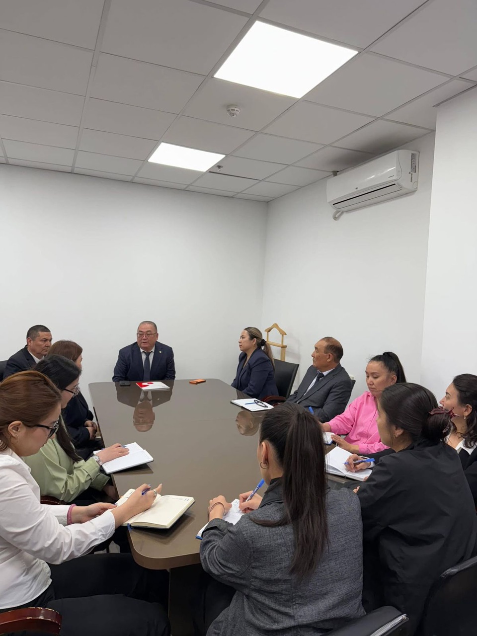 Шымкент қаласының мемлекеттік сатып алу басқармасында мемлекеттік қызметшілердің кәсіби әдеп нормаларын сақтау, құқықтық мәдениетін арттыру және сыбайлас жемқорлықтың алдын алу бағытында түсіндіру жұмыстары жүргізілді.