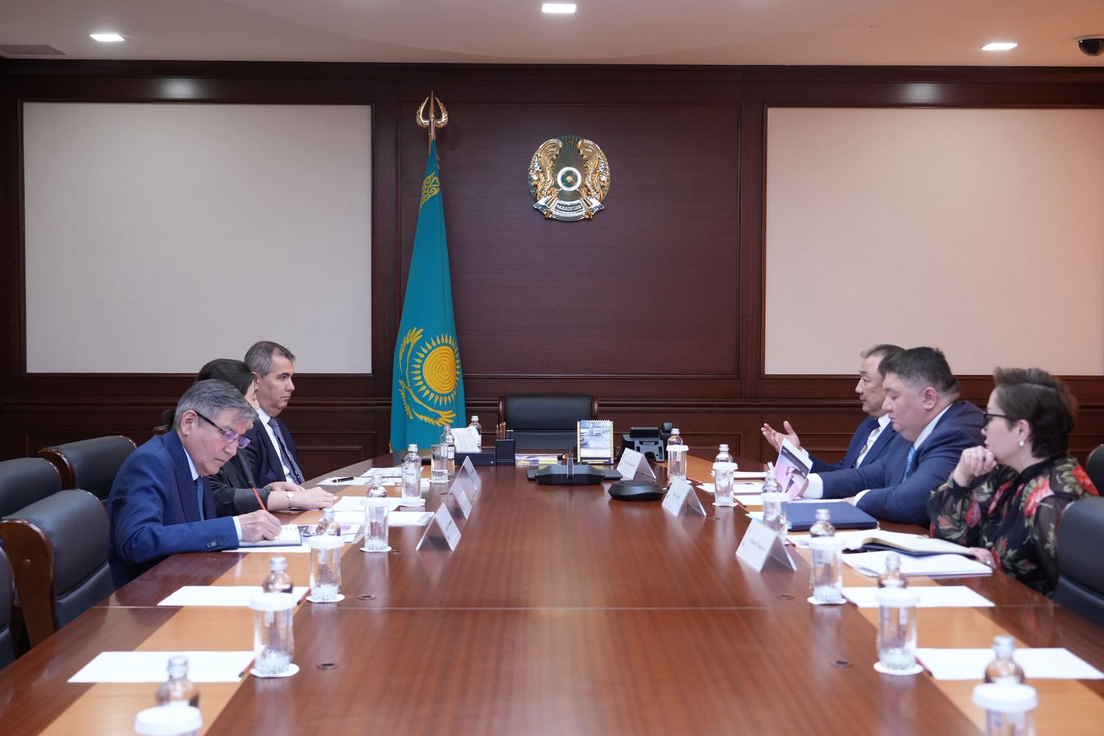 Қазақстан Республикасы Көлік министрі Air Astana басшысымен кездесті