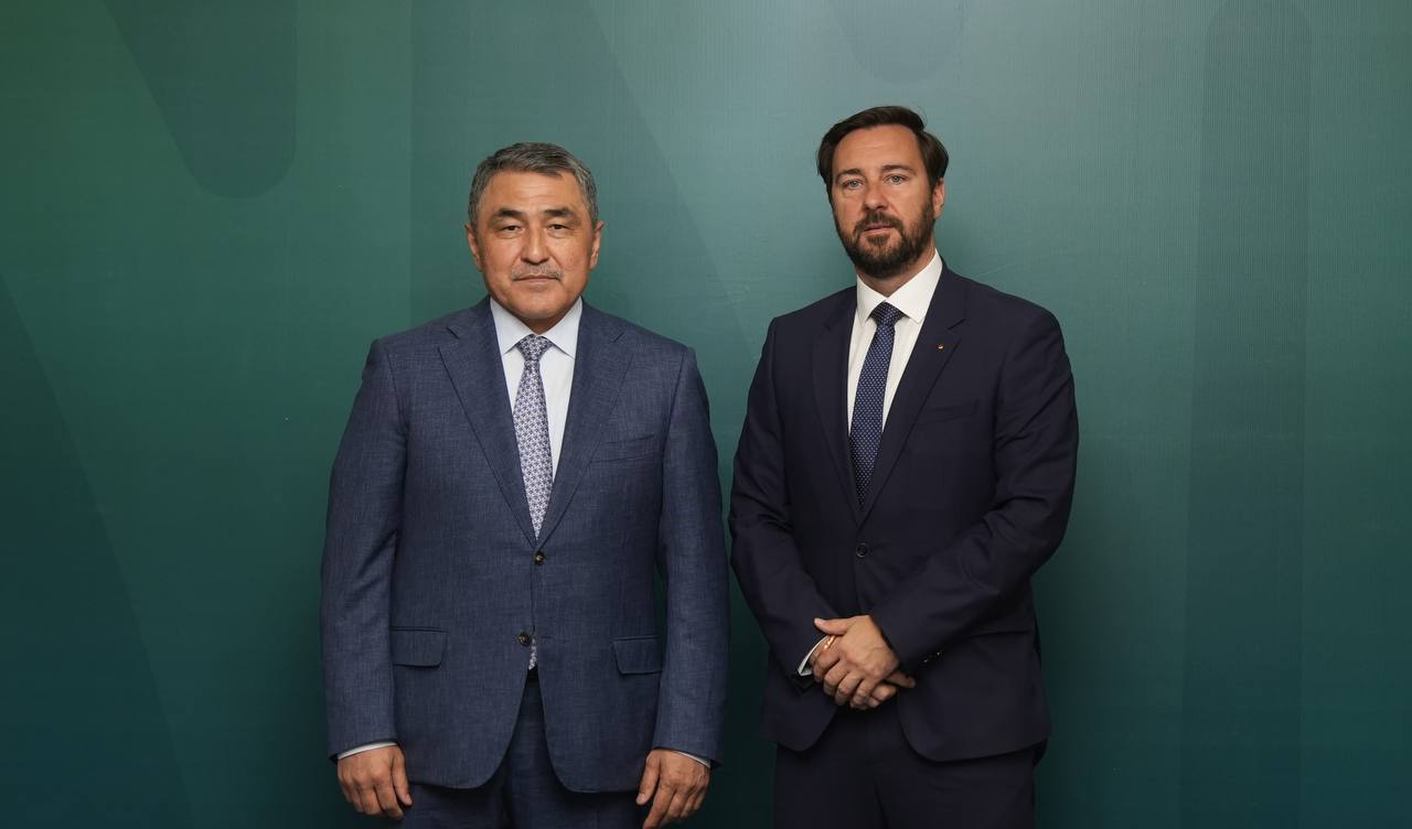 Өңірлік экологиялық саммит аясында Су ресурстары және ирригация министрі Нұржан Нұржігітов Герман су серіктестігі (GWP) басқарушы директоры Борис Грайфенедермен кездесті.