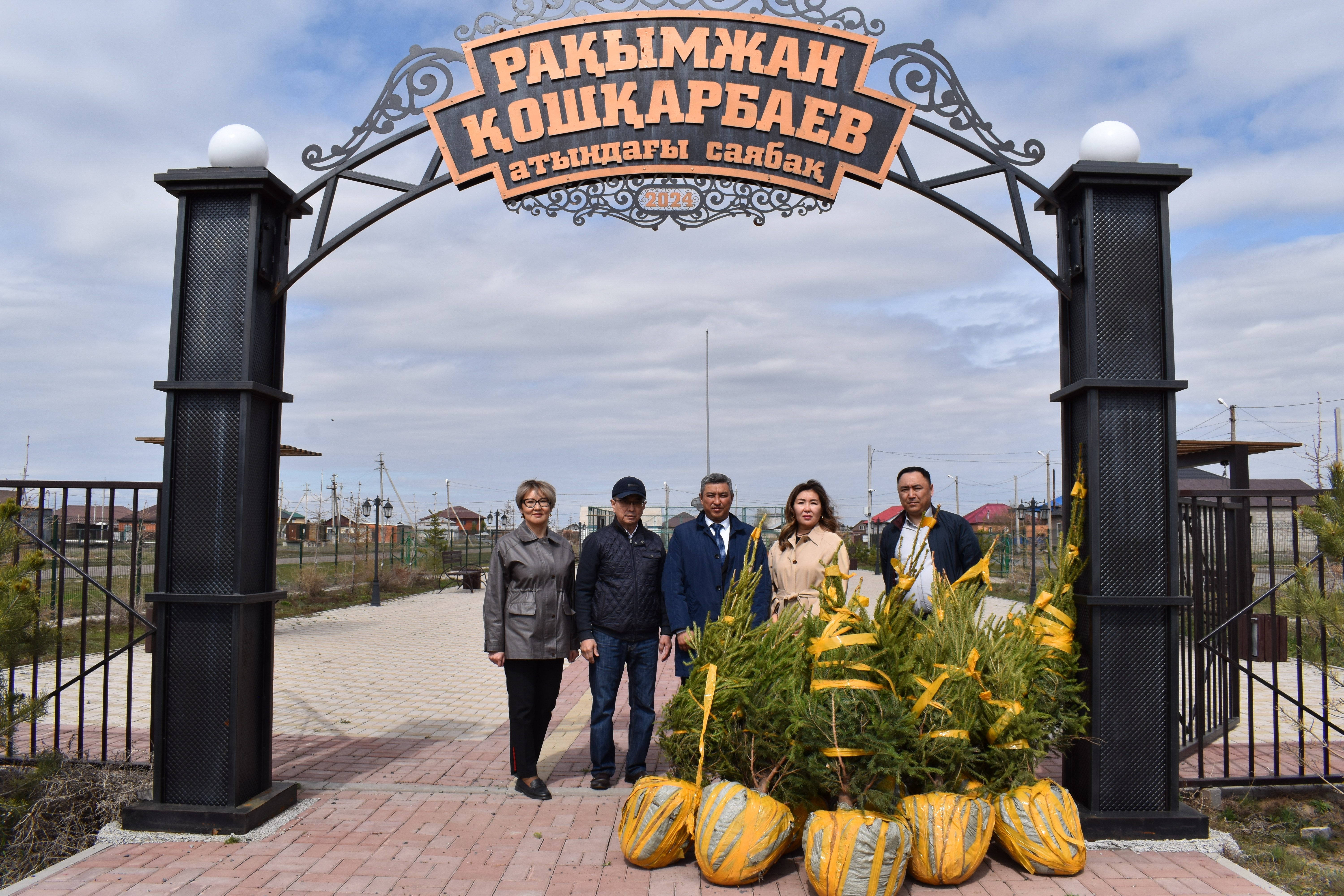 Көшеттер тарту етілді