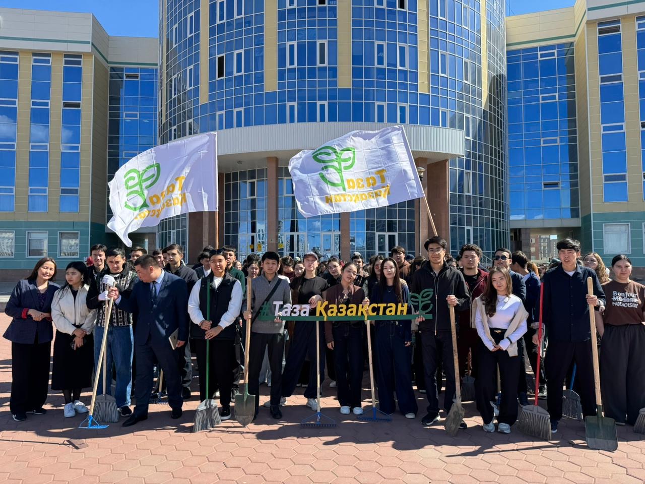 «Таза Қазақстан»: Астанада студенттер ауқымды экологиялық сенбілікке шықты