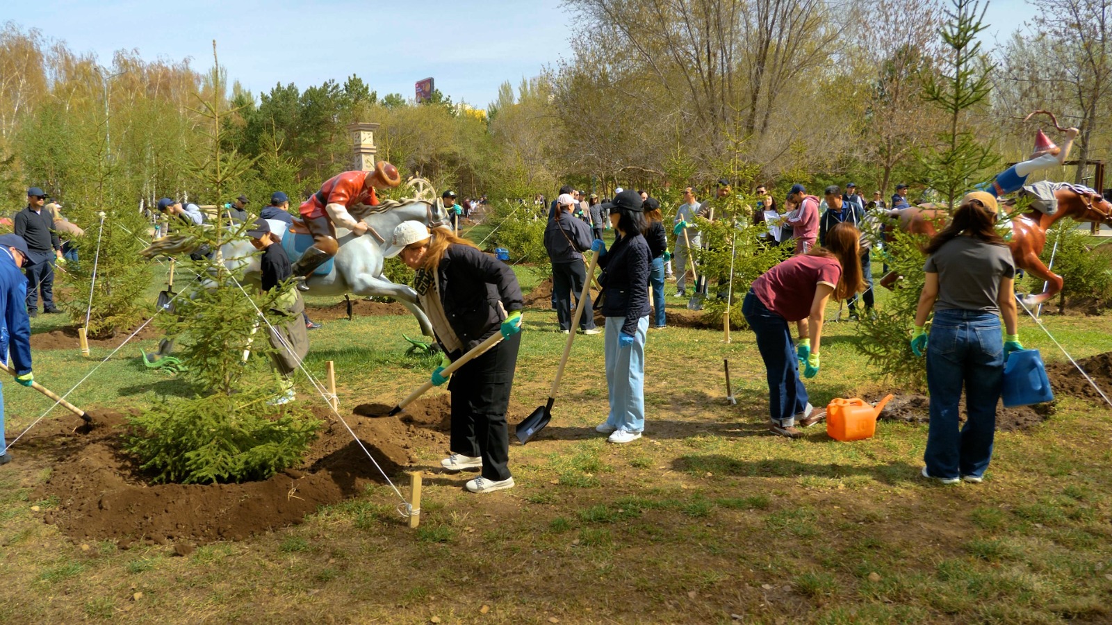 Елорда тұрғындары «Ататүрік» саябағында шамамен 300 ағаш отырғызды