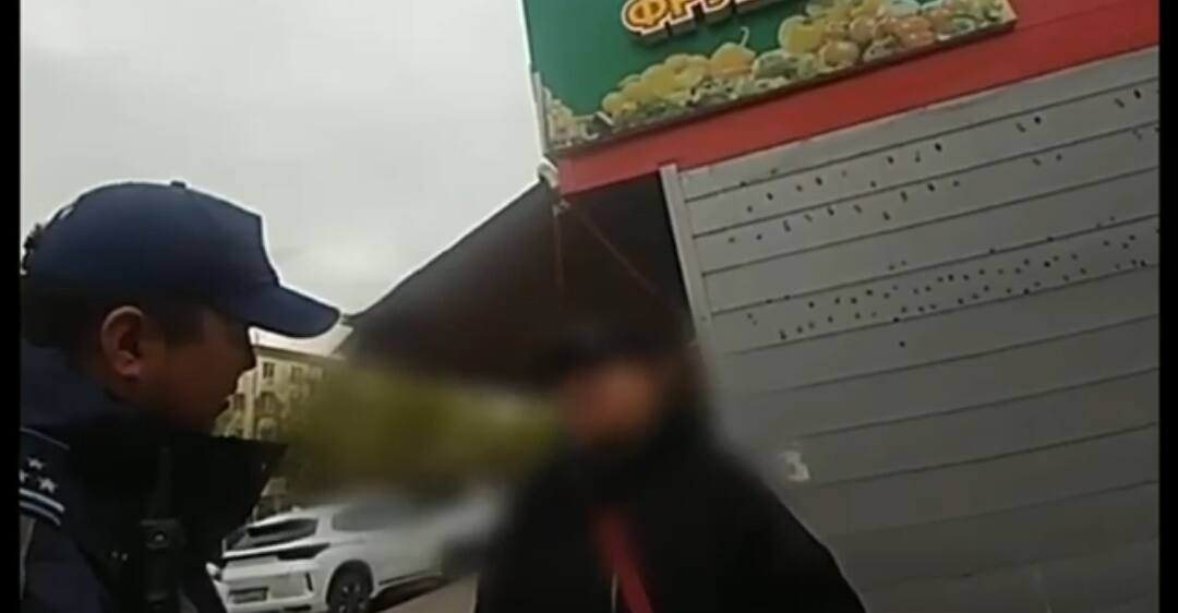 Ақтөбеде полицейлер таксиде ұмыт қалған телефонды қайтарып берді