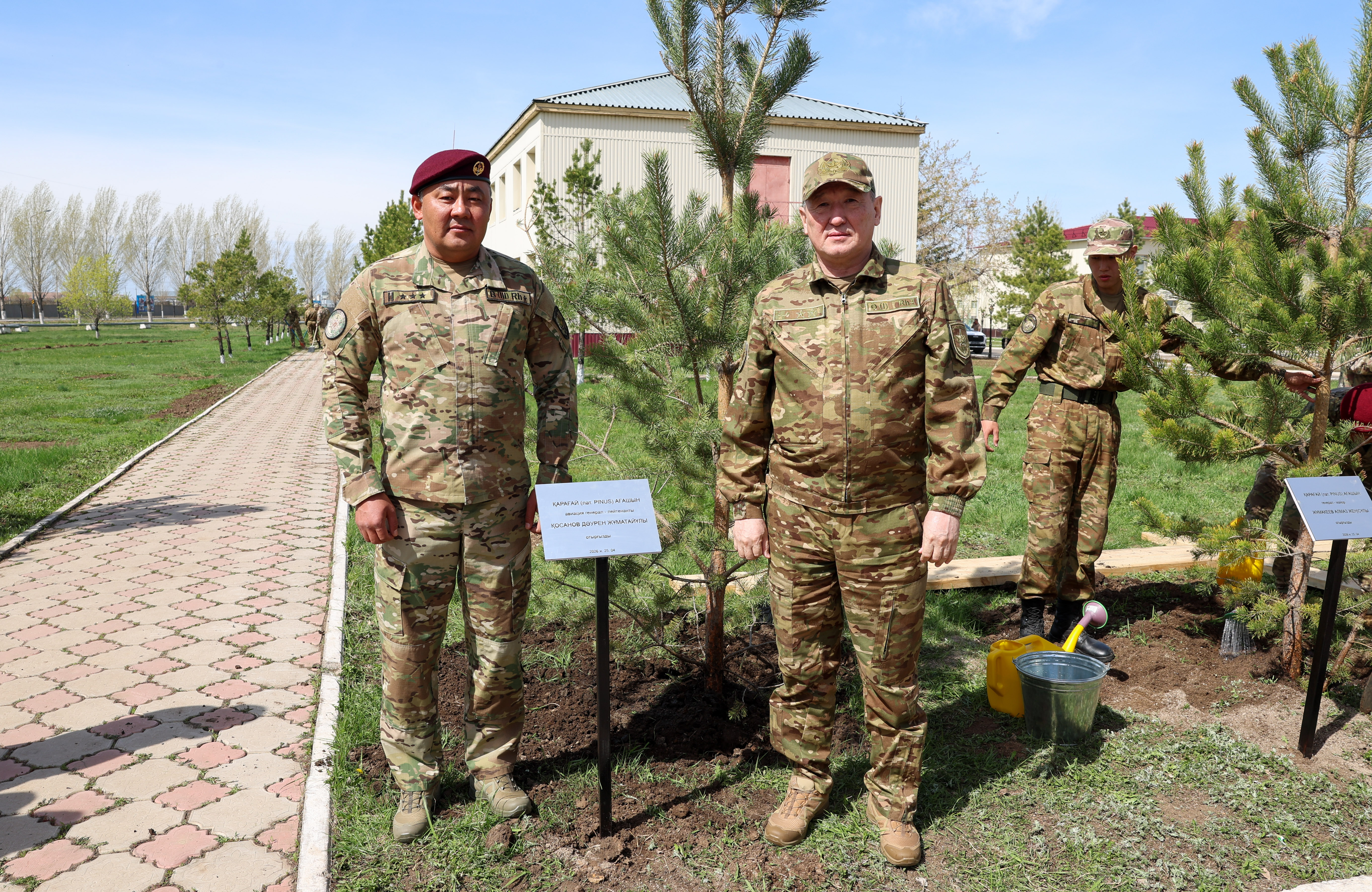 Қорғаныс министрі мен әскери қызметшілер «Таза Қазақстан» экологиялық акциясын қолдады