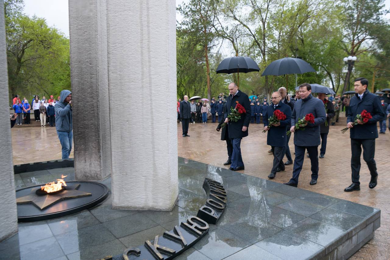 Облыс әкімі Орынборда Жеңіс ескерткішіне гүл шоқтарын қойды