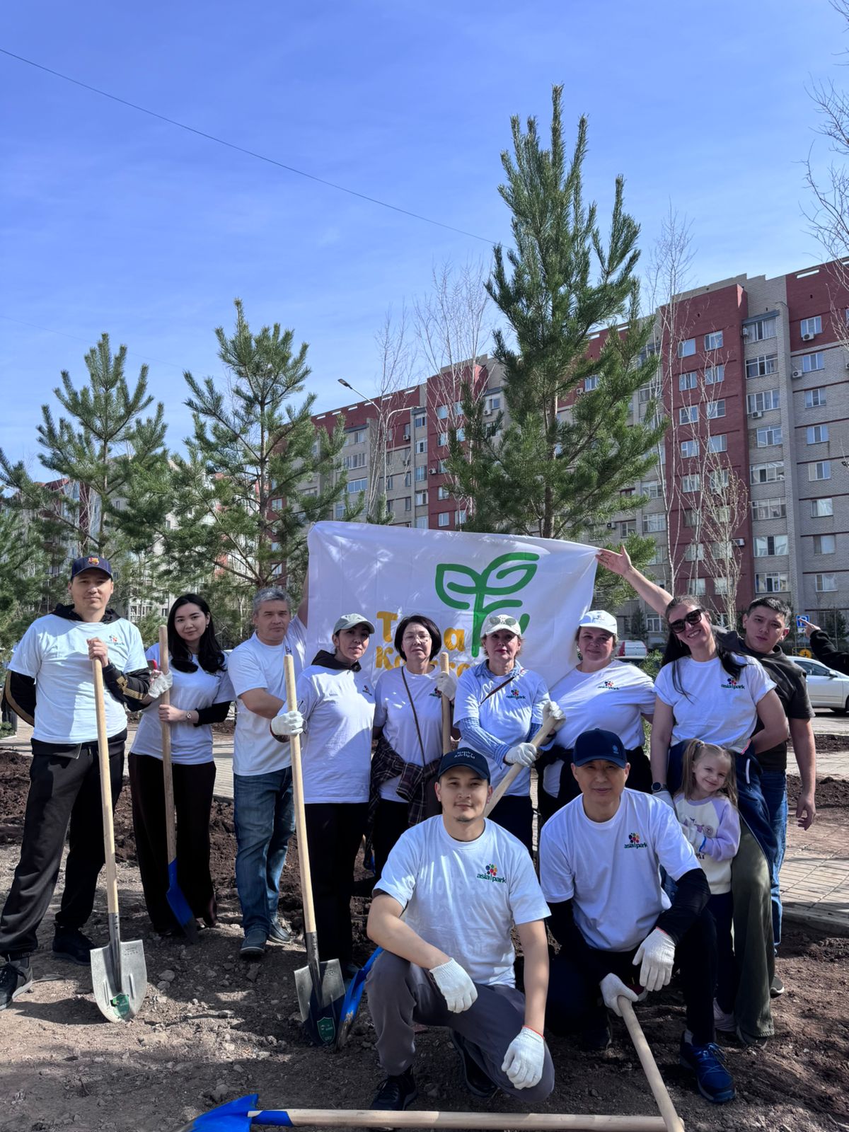 Елордалық СОО-лар «Таза Қазақстан» аясында қаланы көгалдандыруға қосылды