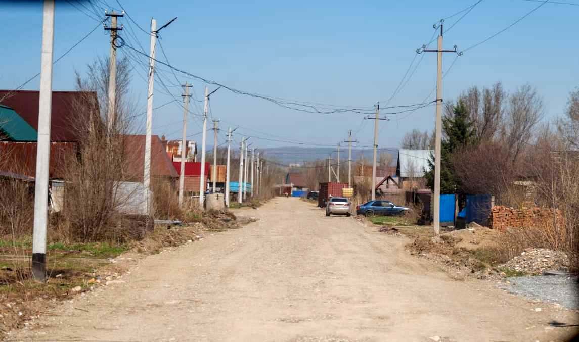 Ахмер кентінде жолдар жөнделіп, жарық тартылады