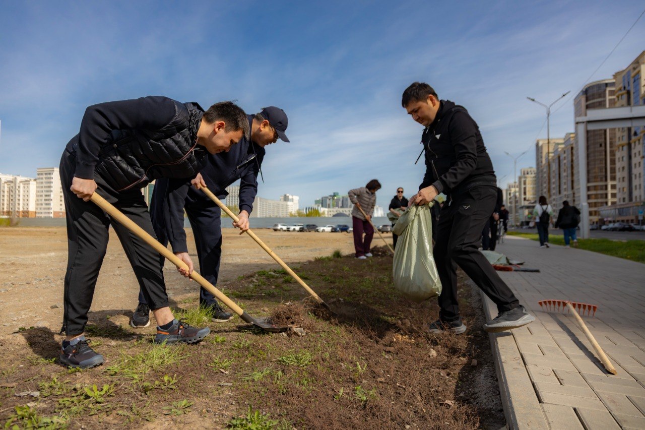 Арман Шаққалиев бастаған Сауда және интеграция министрлігі қызметкерлері «Таза Қазақстан» акциясына қатысты