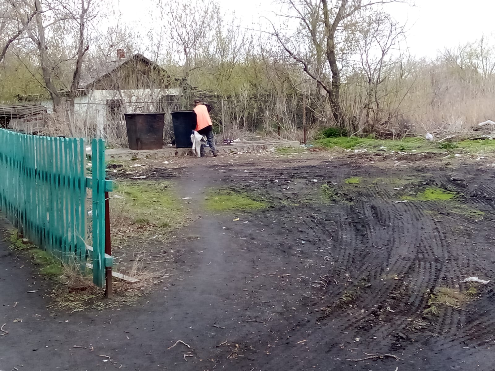 Қоқыс контейнердің қасында жинау