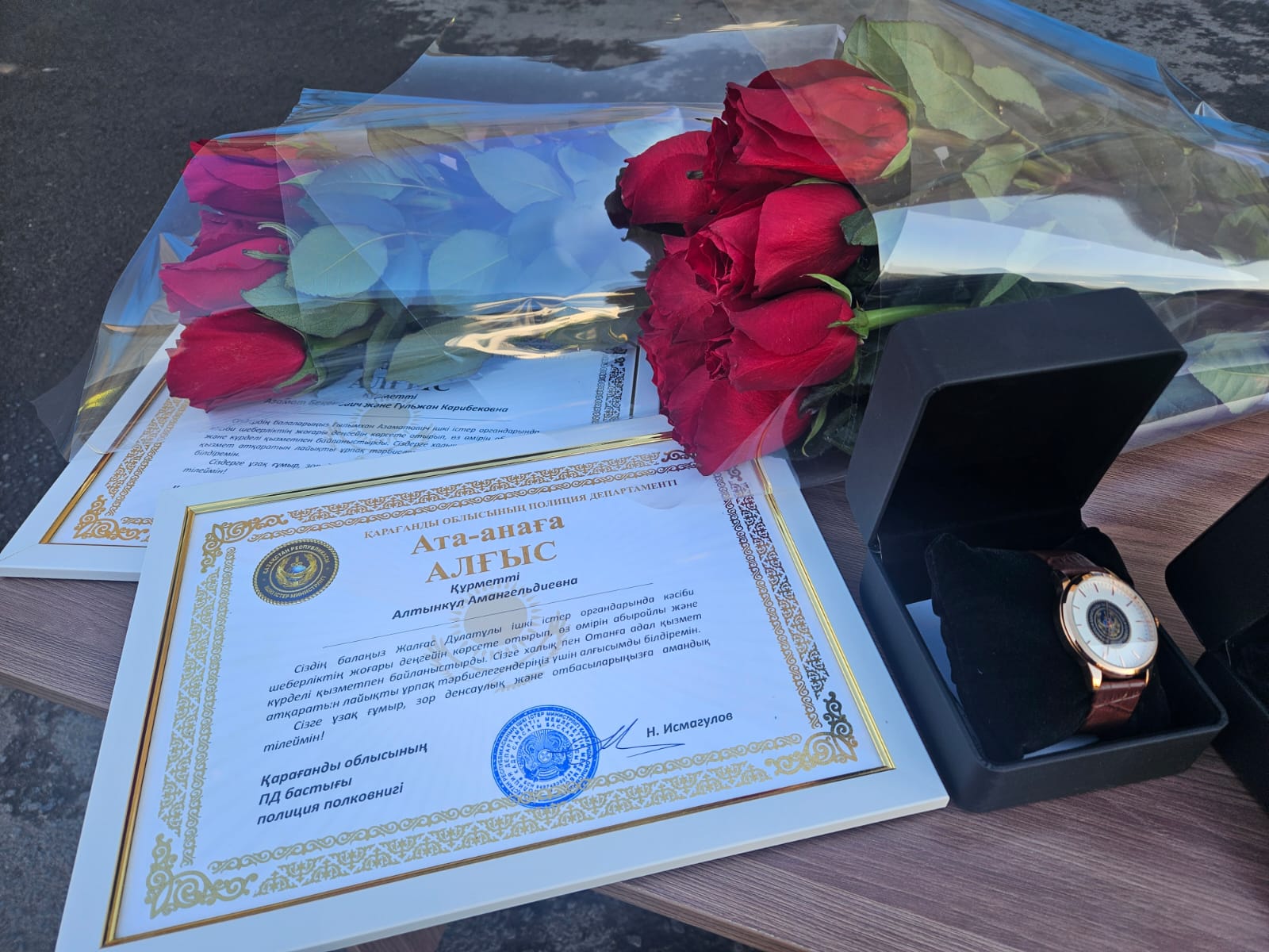 Қарағандыда қызды қайғылы қадамнан құтқарып қалған полицейлер марапатталды