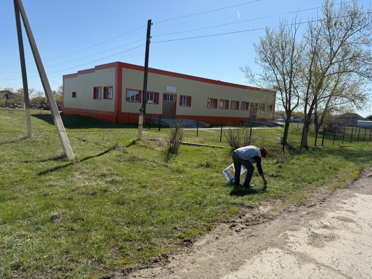 В селе Первомайское общественные работники провели работы по очистке улиц от мусора