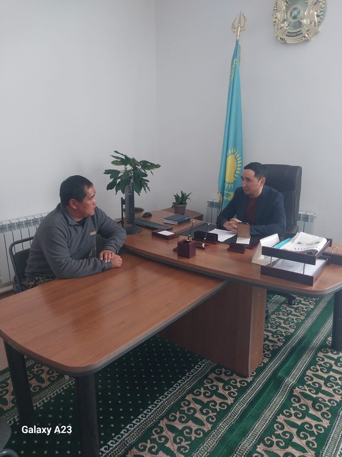 Үшбұлақ ауылдық округінің әкімі ауыл тұрғындарын жеке қабылдауы