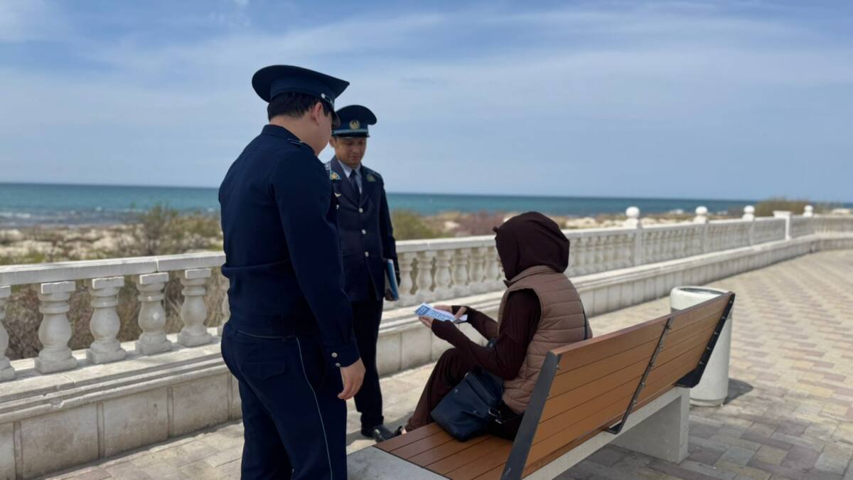 Маңғыстауда полицейлер тұрғындарға бет-әлпетті жабуға қатысты заң талаптарын түсіндірді