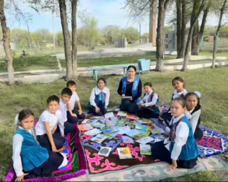 Сарқан ауданы Көктерек ауылдық кітапханасында 23 сәуір күні Ұлттық кітап күні мен кітапханашылар күніне орай ашық аспан аясында «Кітап біздің досымыз» атты кітап көрме ұйымдастырылды.