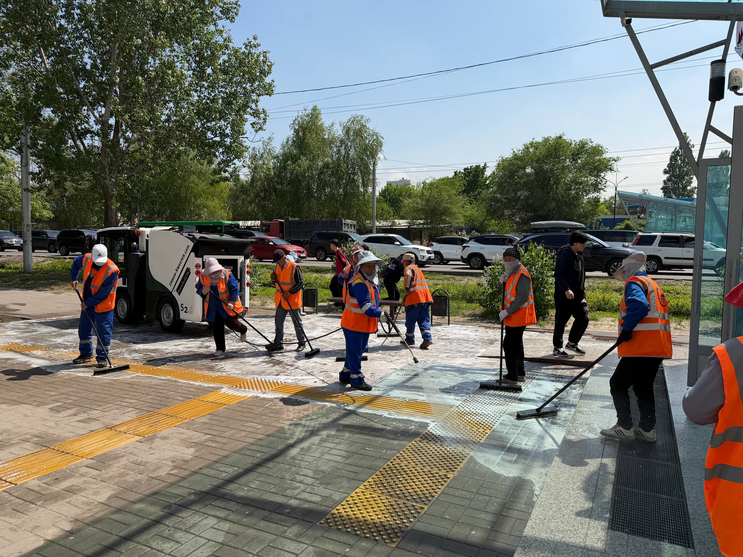 Ауданда тротуарларды жуу жұмыстары жүргізілуде