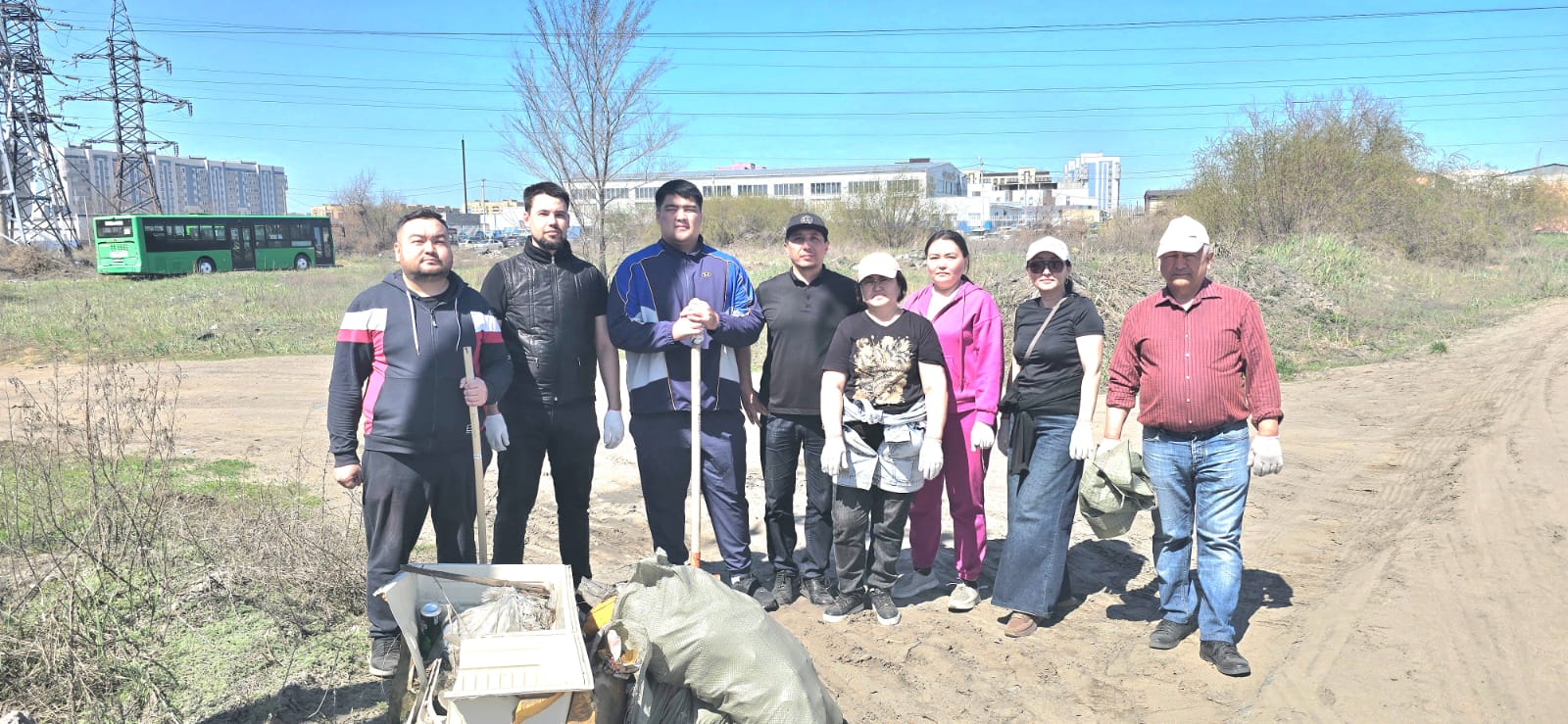 После телемоста депутаты и сотрудники аппарата городского маслихата приняли участие в экологической акции — общегородском субботнике