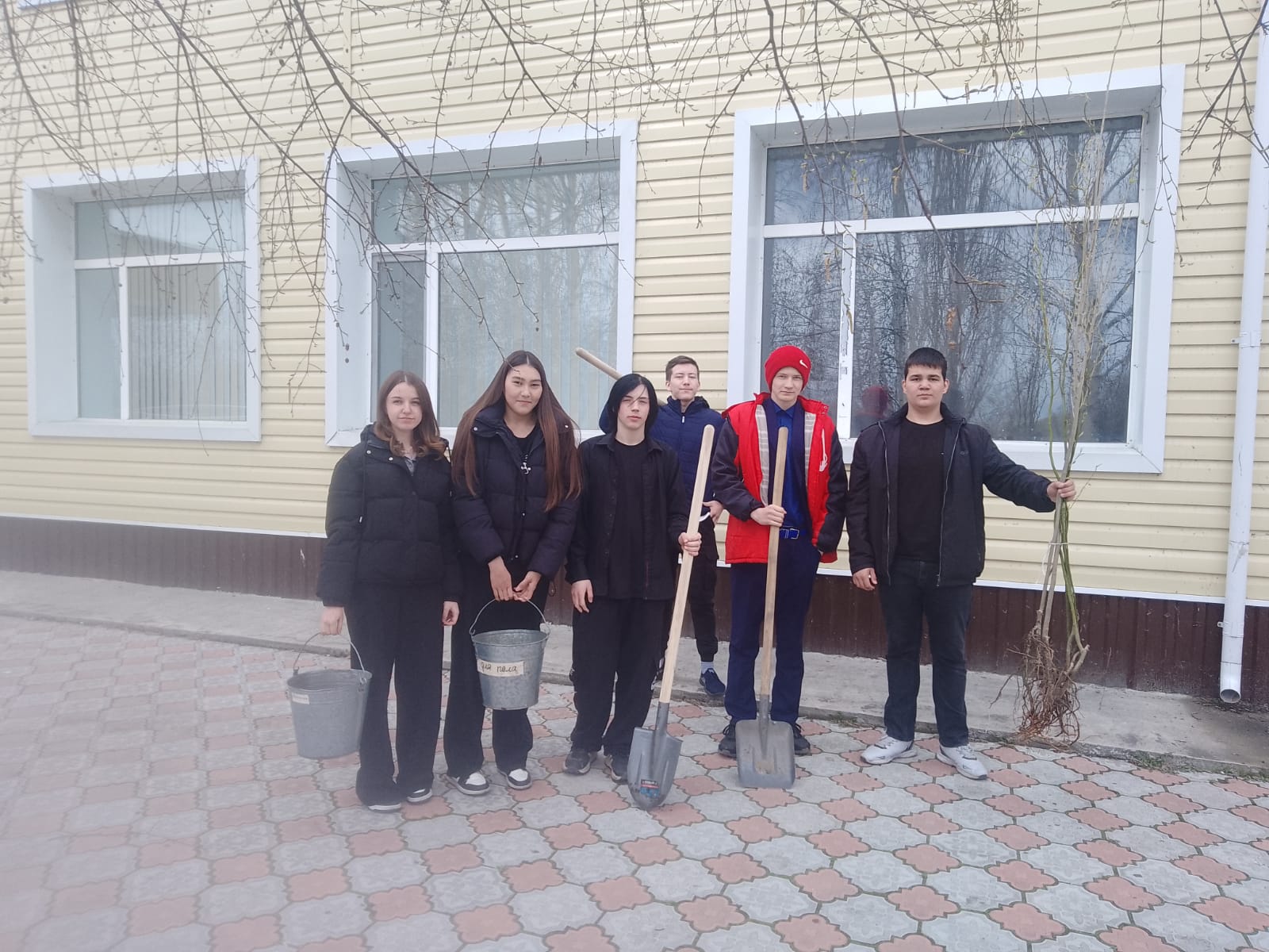 «Таза Қазақстан» экологиялық бағдарламасы аясында «Федоров ауданы білім бөлімінің Қостряков жалпы білім беретін мектебі» КММ-нің оқушылары мен ұжымы ағаш отырғызу жұмыстарын ұйымдастырды.