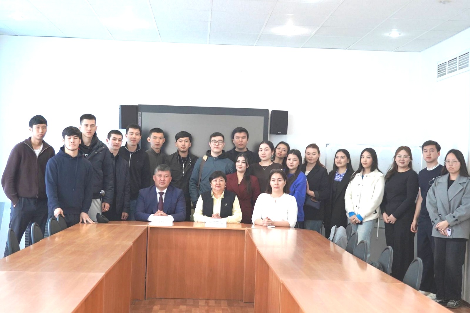 ОРАЛДА СТУДЕНТТЕРГЕ КӘСІБИ БАҒДАР БЕРУ ЖҰМЫСТАРЫ ЖАЛҒАСТЫ