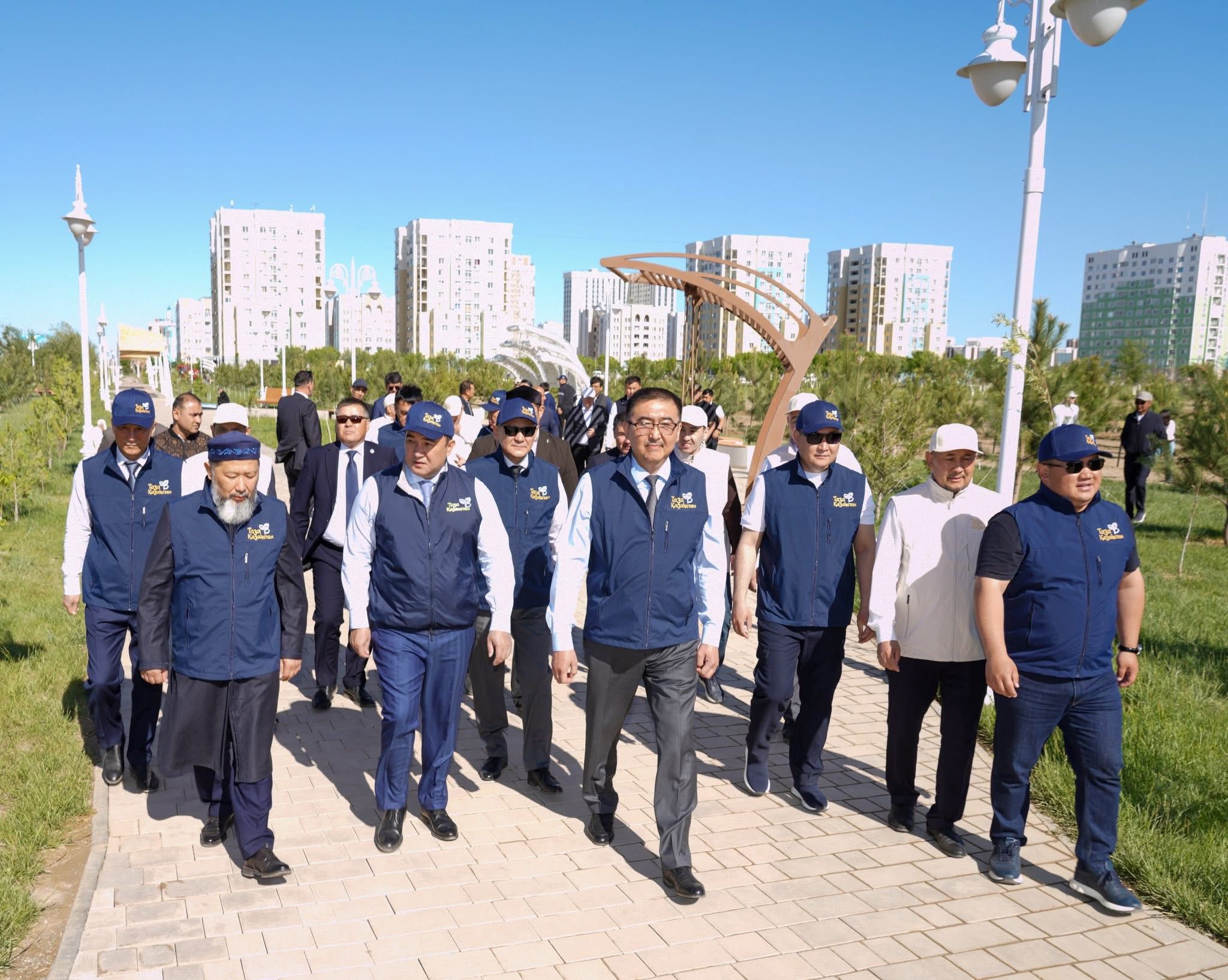В ТУРКЕСТАНЕ В РАМКАХ ПРОГРАММЫ «ТАЗА ҚАЗАҚСТАН» ПРОШЛА АКЦИЯ ПО ПОСАДКЕ ДЕРЕВЬЕВ С УЧАСТИЕМ ВЕРХОВНОГО МУФТИЯ И АКИМА ОБЛАСТИ