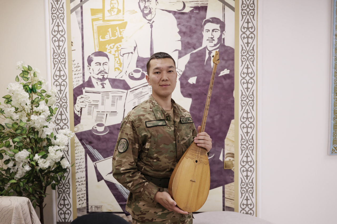 Ұландық тума талант 11 аспаптың құлағында ойнайды