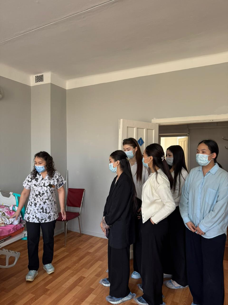 №2, №7 мектептердің, Ә. Бөкейханов атындағы мектеп-лицейдің және Е. Бөкетов атындағы ЖББМ оқушылары денсаулық сақтау ұйымдары жұмысының практикалық қыр-сырымен тұрақты түрде танысып отырады.