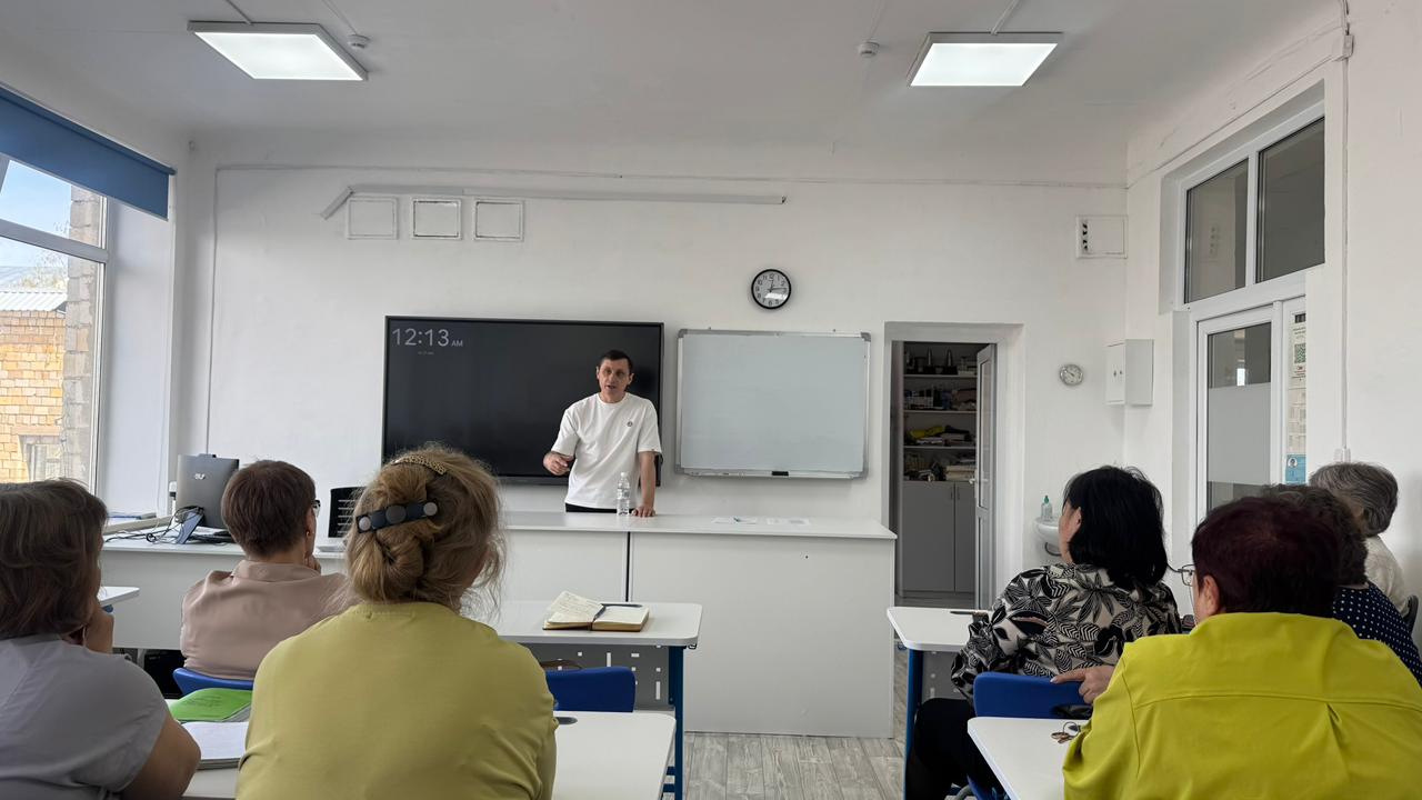 ҚО ДБ Психикалық денсаулық орталығының жасөспірімдер суицидологы Куценко Лев Васильевич «№ 2 жалпы білім беретін мектебі» КММ мен “№ 12 жалпы білім беретін мектебі” КММ педагогикалық ұжымына семинар (түсіндіру жұмысы) өткізді.