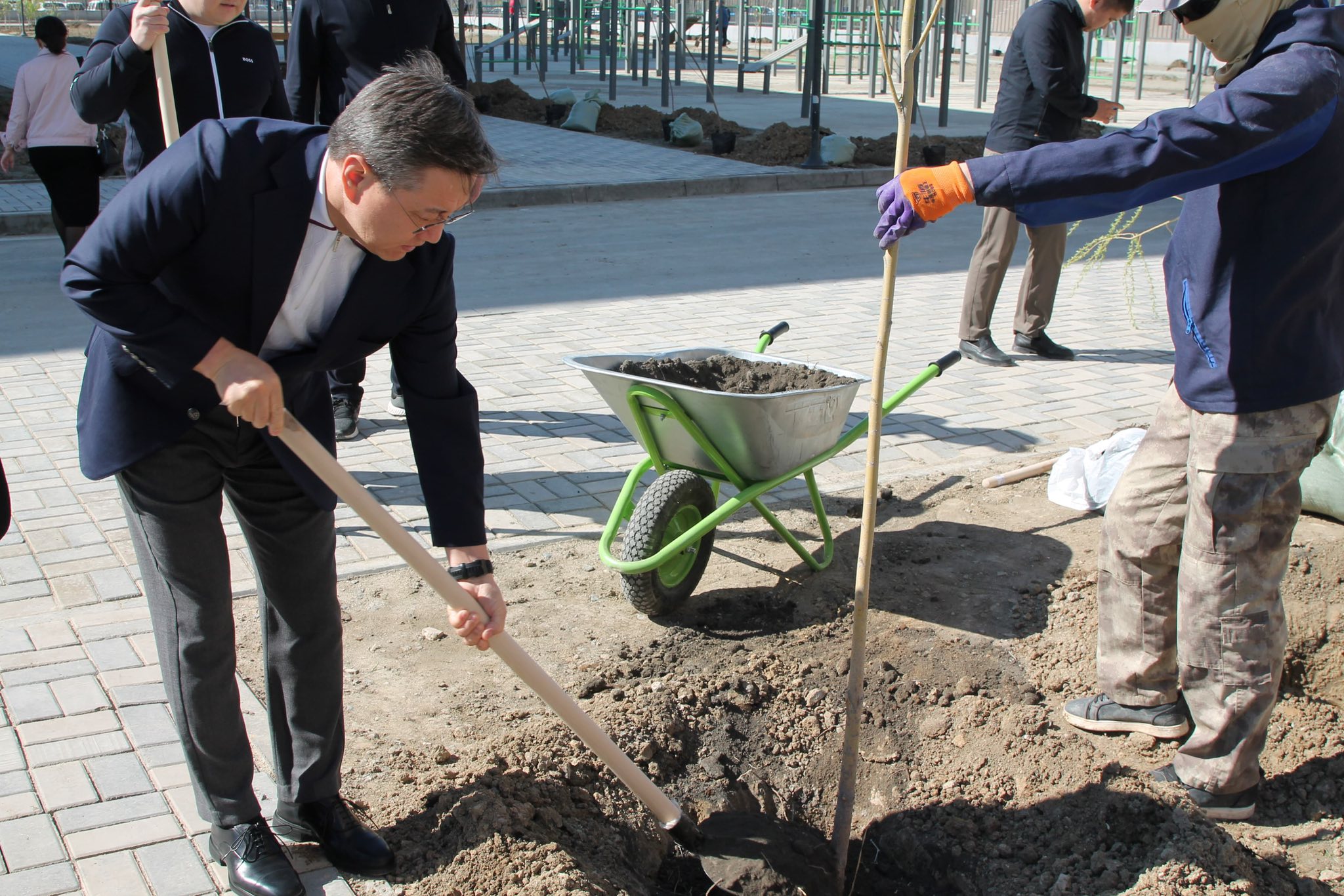 «Таза Қазақстан» акциясы: Атырауда полицейлер тал егуге атсалысты