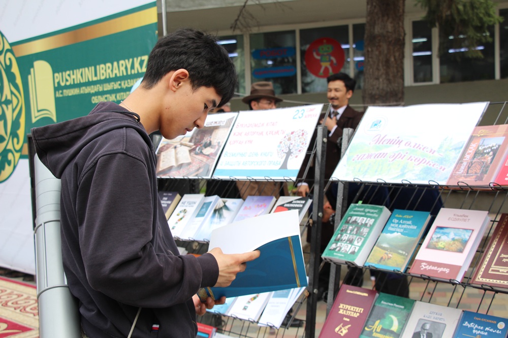 В Усть-Каменогорске состоялось  мероприятие «Open Library: Библиотека под открытым небом»