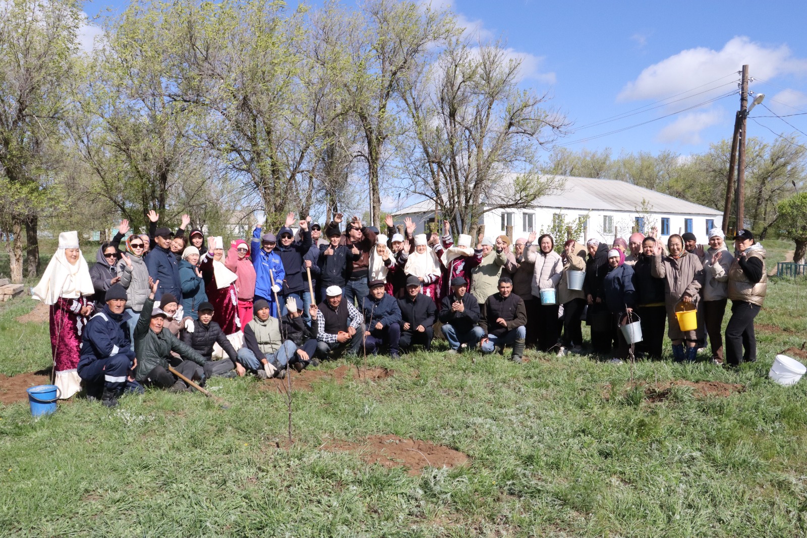 Егіндікөлдіктер тал егіп, бұлақ басын тазартты