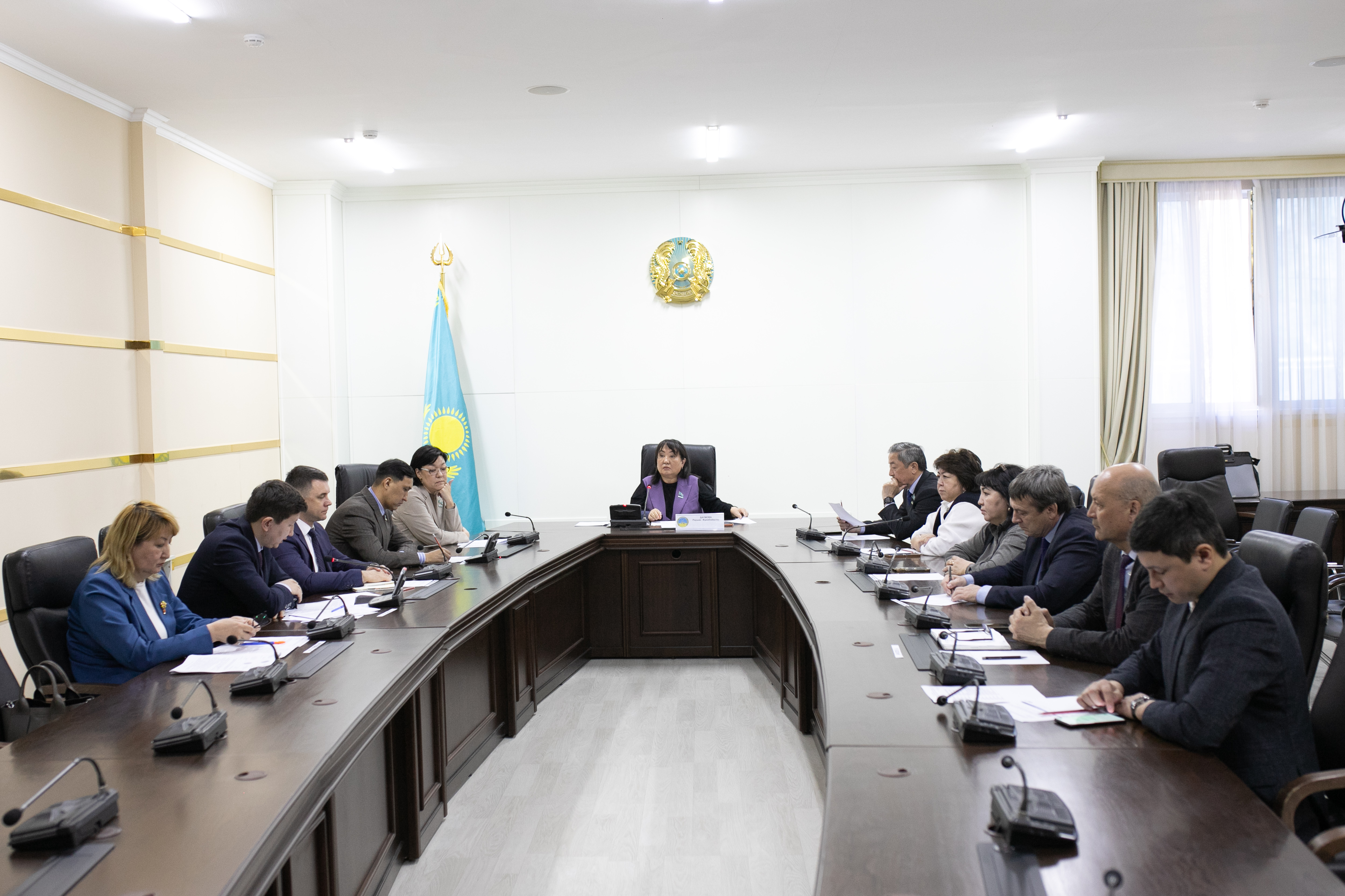 Депутаттық топ отырысында қауіпсіз еңбек жағдайларын қамтамасыз ету мәселелері талқыланды