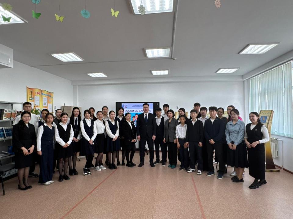 Аппарат акима Деятельность Документы Социальные проекты для неправительственных организаций ЧЛЕН РЕГИОНАЛЬНОГО КАДРОВОГО РЕЗЕРВА ВСТРЕТИЛСЯ С МОЛОДЕЖЬЮ РЕГИОНА