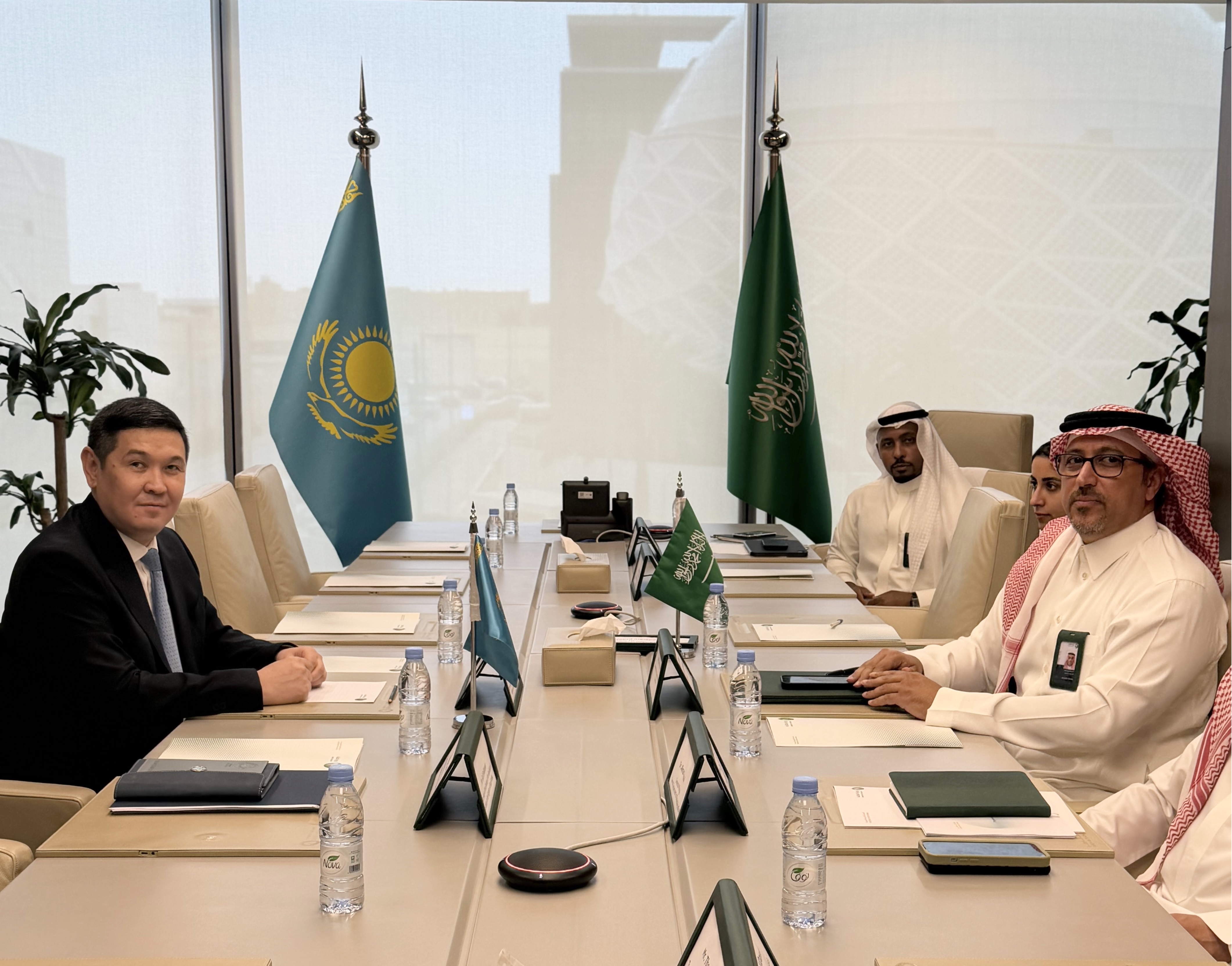 Қазақстан Елшісі Сауд Арабиясы Энергетика министрлігінің басшылығымен кездесті