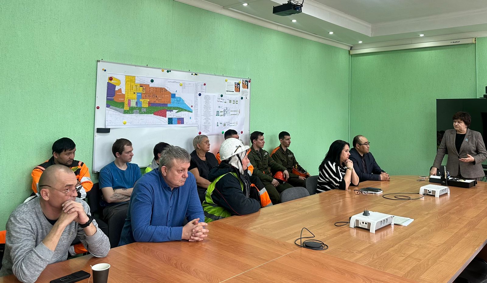 В ТОО «Бухтарминская Цементная Компания» состоялась встреча с коллективом предприятия, посвященная предстоящему референдуму по принятию новой Конституции.