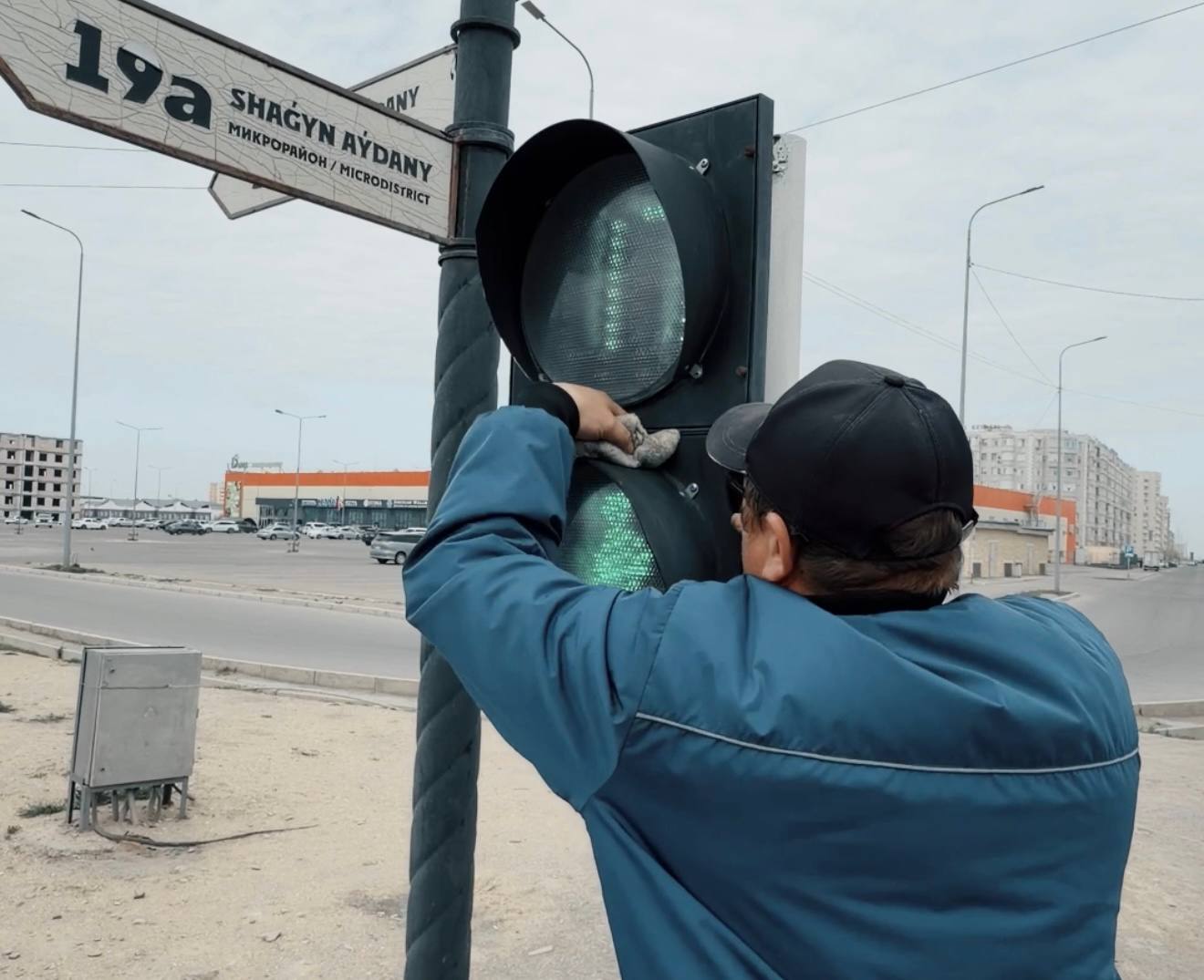 🔹Ақтау қаласында жол қауіпсіздігін арттыру және жауын-шашыннан кейінгі тазалықты қамтамасыз ету мақсатында бағдаршамдарды жуу жұмыстары жүргізілуде🚦