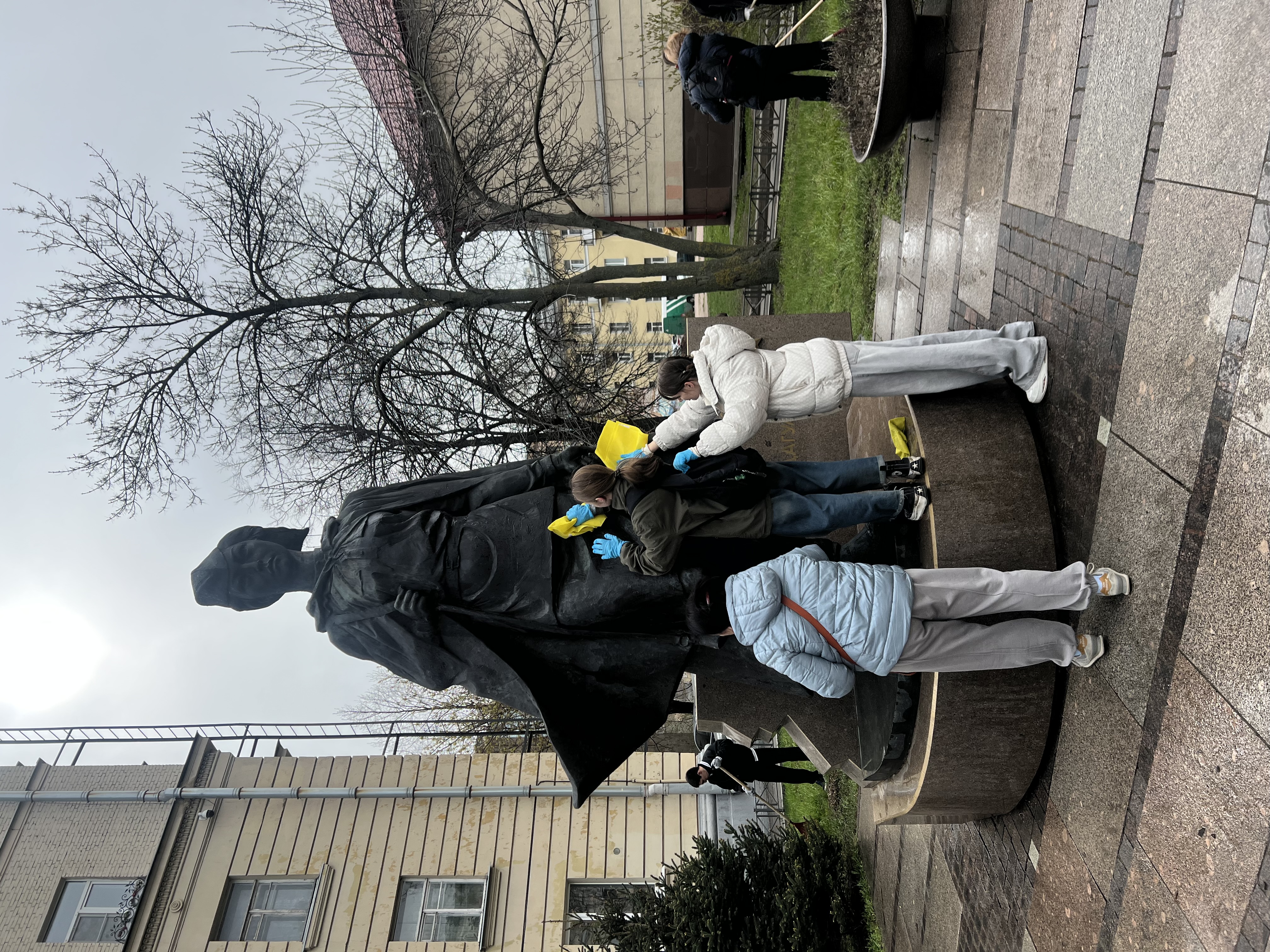 Мерекелік және еске алу іс-шаралары қарсаңында Бас консулдық қызметкерлері Кеңес Одағының Батыры Ә.Молдағұлованың ескерткіші маңында тазалық жұмыстарын жүргізді