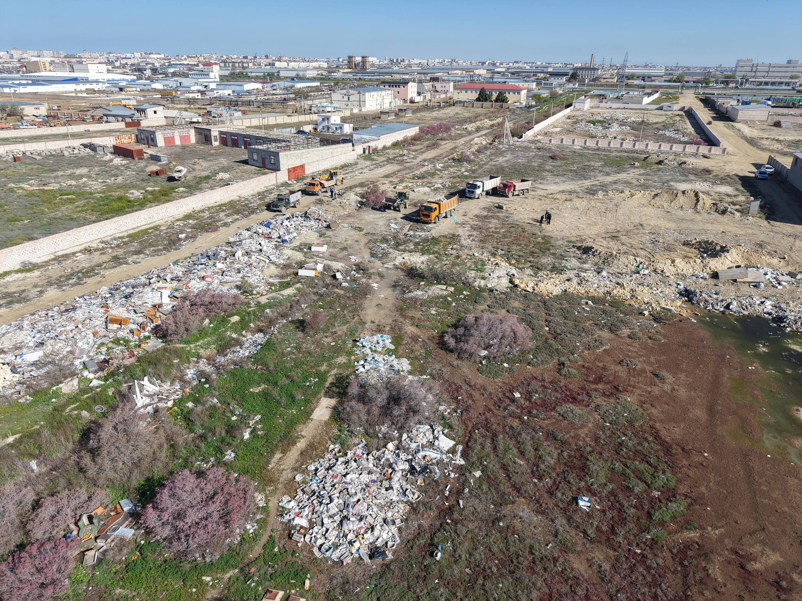 Ақтауда 100 тоннаға жуық заңсыз төгілген қоқыс шығарылды