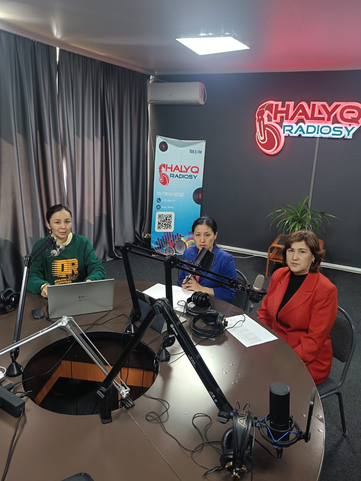 100.5 FM толқынында «HALYK RADIOSY» радиосының тікелей эфирінде санитариялық-эпидемиологиялық бақылау департаментінің мамандары иммунопрофилактика және аса қауіпті аурулардың алдын алу мәселелері бойынша сөз сөйледі.