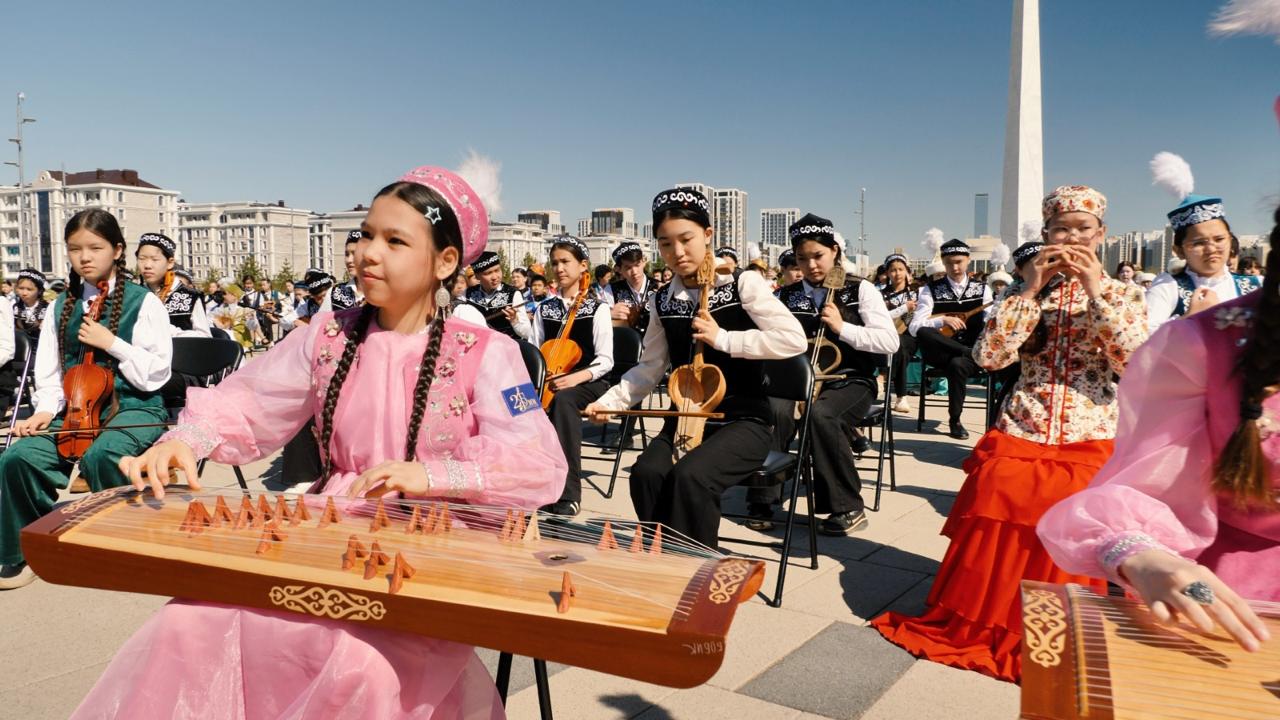 Астанада 2000 оқушы бір мезетте «Алтын ұя» күйін орындады