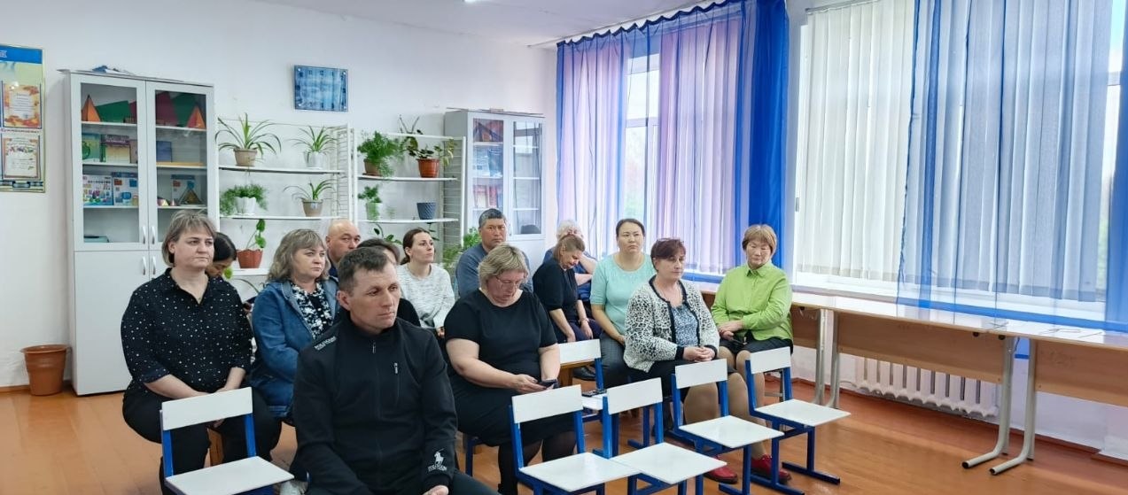 Зерноград ауылының тұрғындарымен кездесу өткізді.