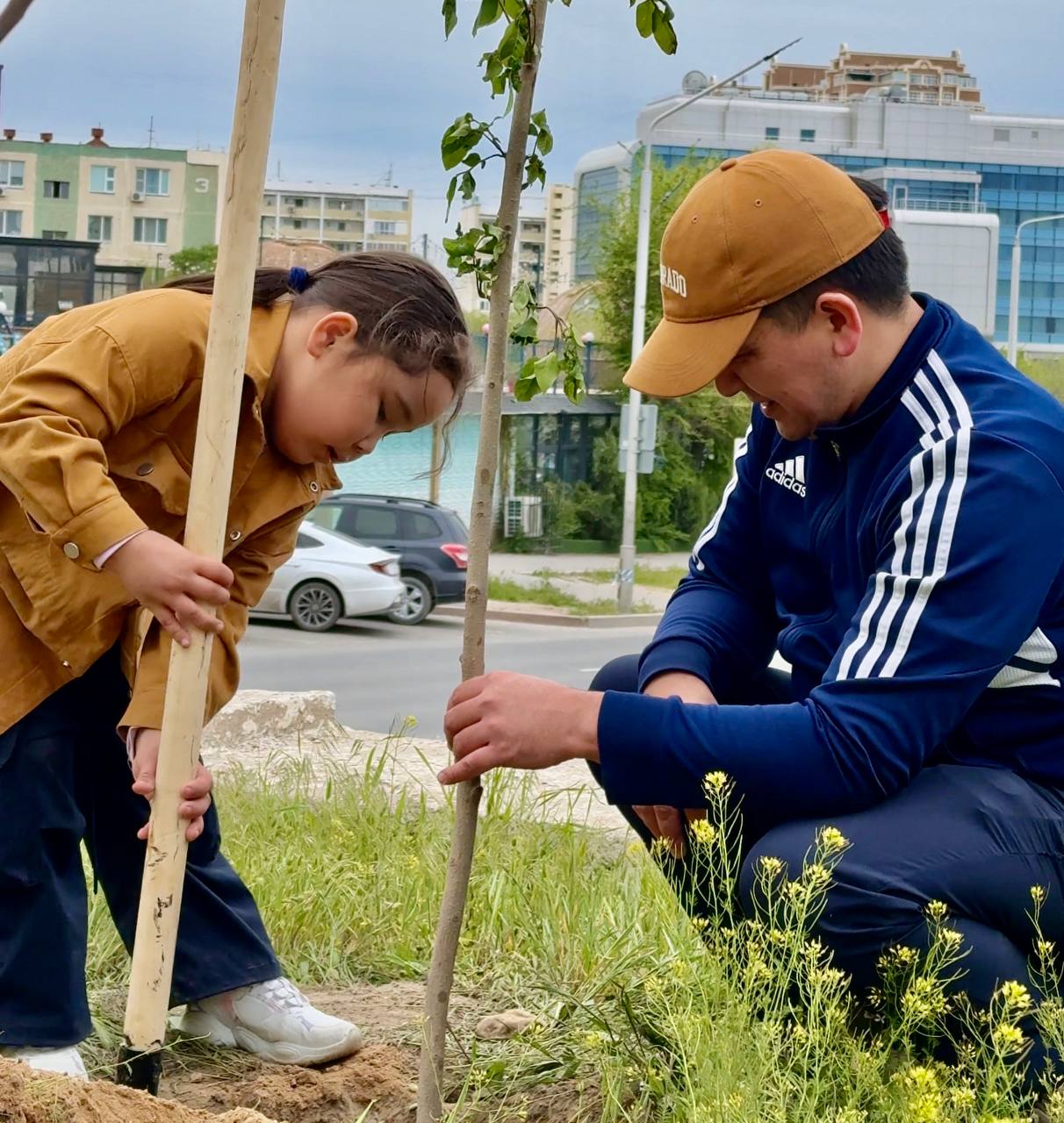 Аким города Актау вместе со школьниками высадил деревья