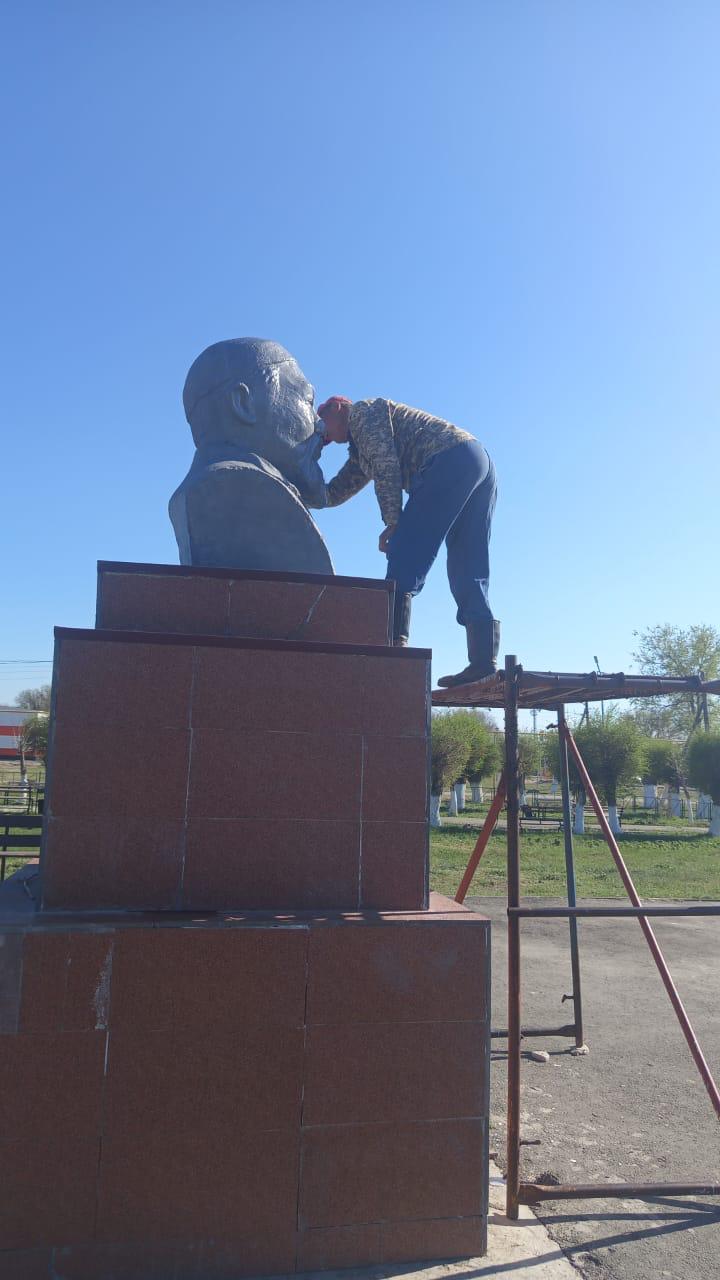 Қаражиде ауылында Абай Құнанбаев ескерткішіне тазалау және әктеу жұмыстары жүргізілді