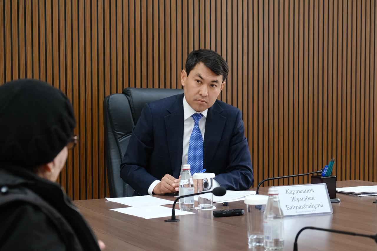Аудан әкімі Жұмабек Қаражанов азаматтарды жеке мәселелері бойынша қабылдады
