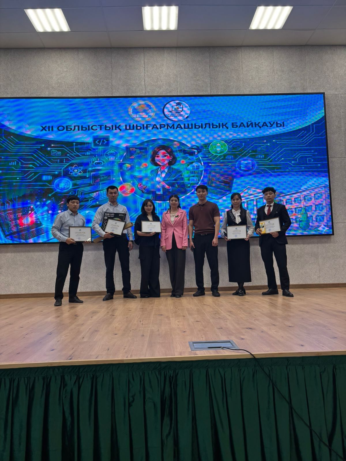 Математика, физика және информатика пән мұғалімдері арасында өткен XII шығармашылық байқаудың облыстық кезеңі өз мәресіне жетті.