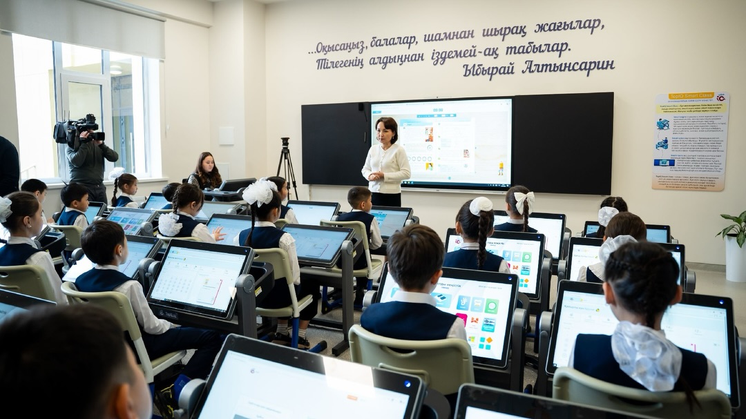 АИДА БАЛАЕВА ЕЛОРДА МЕКТЕБІНДЕГІ TOPIQ SMART CLASS МҮМКІНДІКТЕРІМЕН ТАНЫСТЫ
