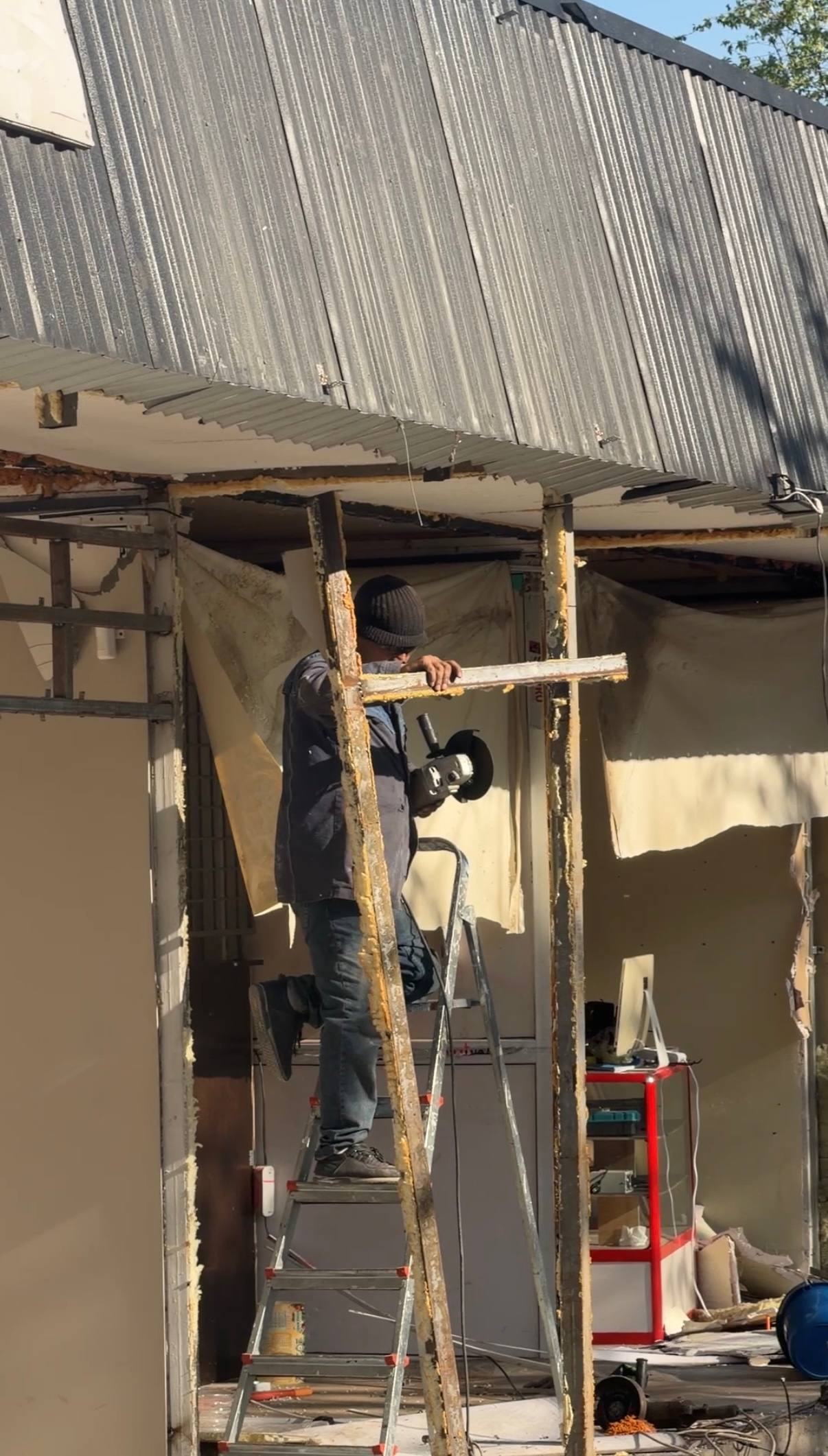 Әуезов ауданында стационарлық емес сауда нысандарын демонтаждау жұмыстары жүргізілді