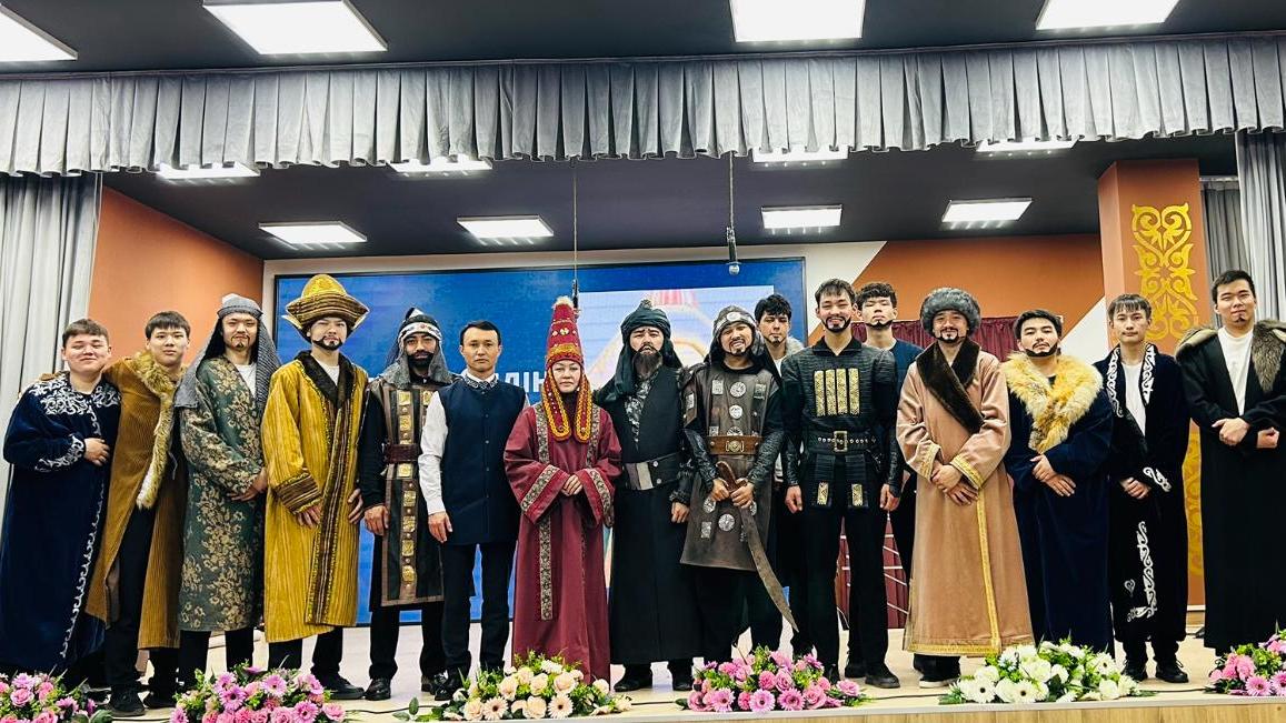 Балалар баяндаған тарих: Қарағанды мектебінде «Бала Қазыбек» спектаклі сахналанды