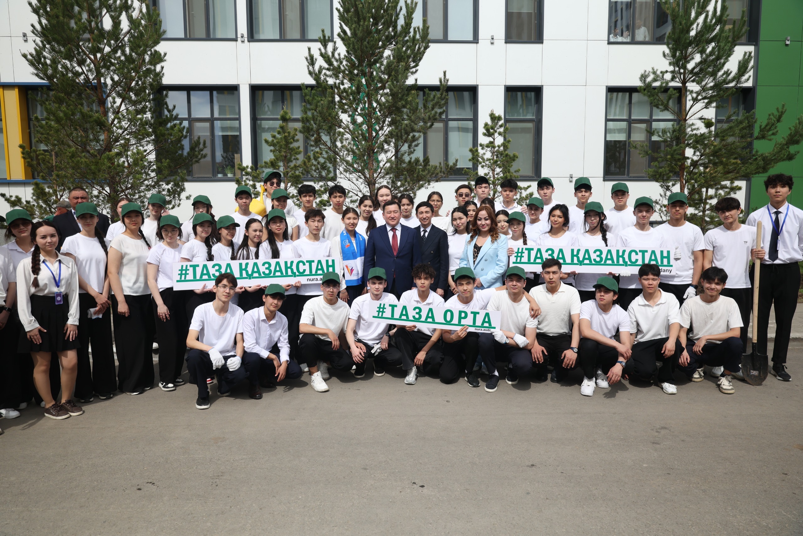 «Таза Қазақстан»: выпускники школ Астаны посадили деревья