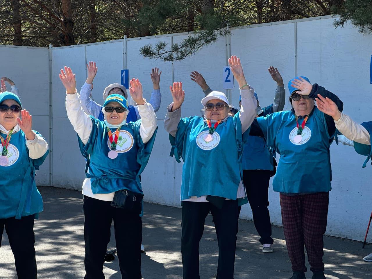 «Таза Қазақстан»: Астанада зейнеткерлер арасында скандинавиялық серуеннен жарыс өтті