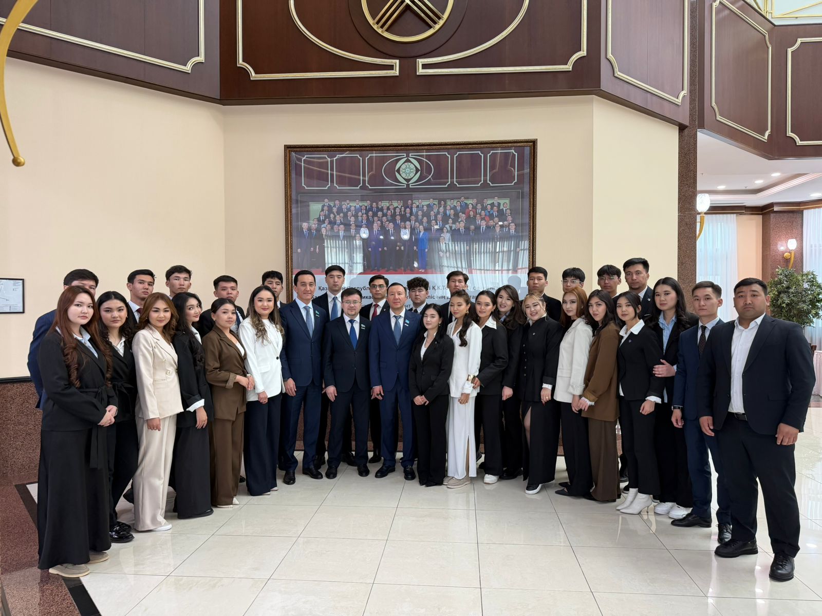 ШЫМКЕНТ ЖАСТАРЫ ПАРЛАМЕНТ МӘЖІЛІСІНДЕ