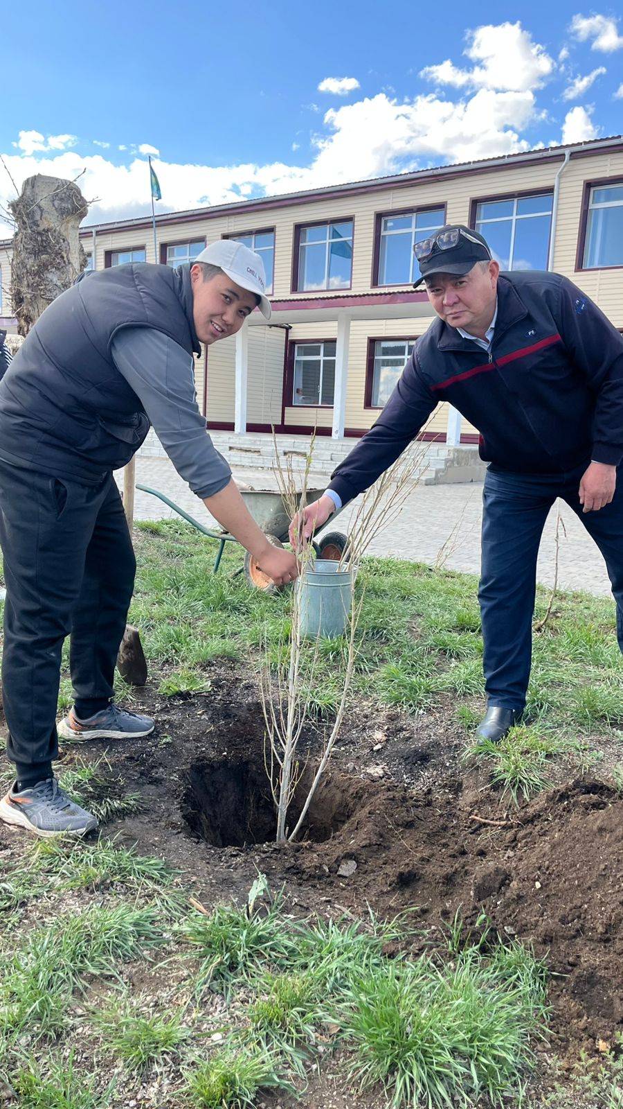 Кеншоқы ауылдық округі «Таза Қазақстан» жалпы ұлттық акциясы аясында Нұра жалпы білім беретін мектептің мекеме қызметкерлері «Жасыл желек» сенбілігінде тал көшеттерін отырғызып, ауылымыздың көркеюіне, айналамызға, қоршаған ортаны аялауға, қорғауға үлестерін қосуда.